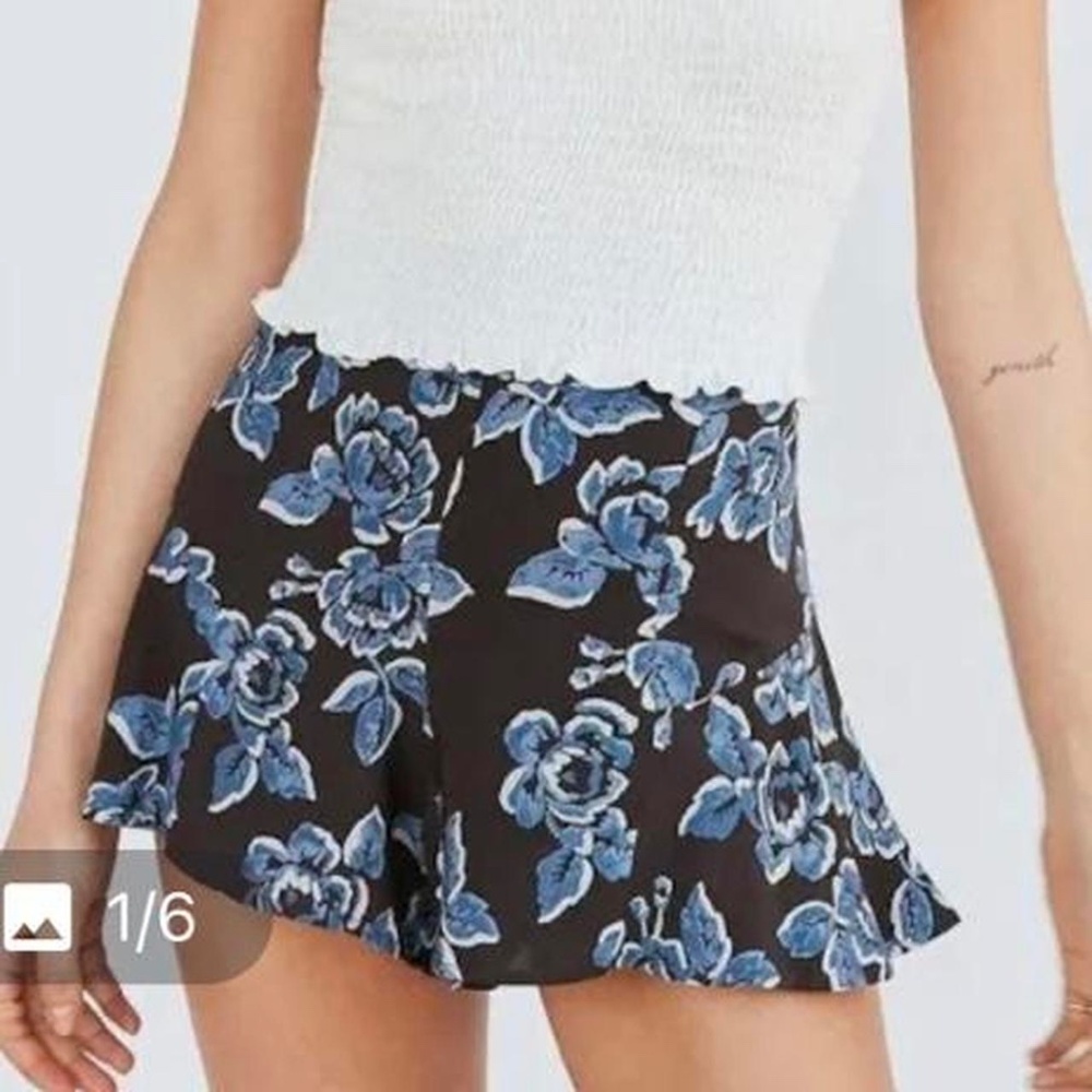 Urban Outfitters Flowy Floral Shorts Black Blue Size 4